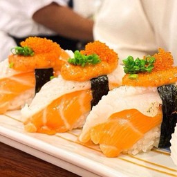ซูชิครีบปลาตาเดียวท็อปแซลมอนซอสเมนไต