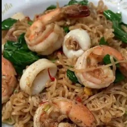 ผัดมาม่าทะเลใส่ไข่