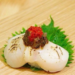 ซูชิ หอยเชลล์เผาไฟซอสฟัวกราส์