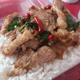 กะเพราหมูชิ้นราดข้าว