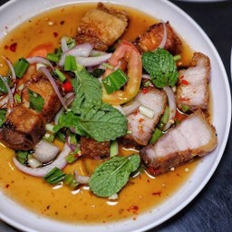 ยำหมูกรอบ