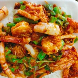 ข้าวทะเลผัดพริกแกง
