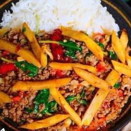 ข้าวกะเพาหน่อไม้เนื้อสับ