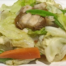ผัดผักรวมน้ำมันหอย (ใส่หมูกรอบ)