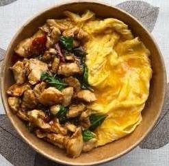 ข้าวกะเพาพริกแห้งไก่ไข่ข้น