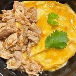 ข้าวไก่ทอดกระเทียมไข่ข้น