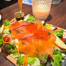 สลัดแซลมอนนอร์เวย์รมควันและไข่ปลาแซลมอน