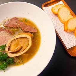 พอ อู เฟอ ซุปเนื้อและโบนมาโรล แบบฝรั่งเศส