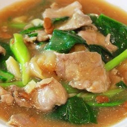 ราดหน้าหมูเส้นใหญ่