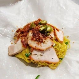 บะหมี่แห้งหมูแดงฉ่ำๆ สาขา1บ้านย่า