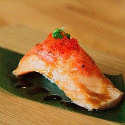 ซูชิ แซลมอนเผาไฟซอสไข่ปลาเมนไต.