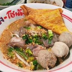 ก๋วยเตี๋ยวรวมมิตรหมูเนื้อน้ำตกต้มยำรสเด็ด