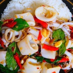 ข้าวกะเพาหมึก