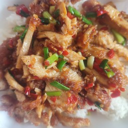 ไก่กรอบคั่วเกลือราดข้าว