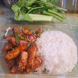 ข้าวยำหมูทอดคลุกกระเทียมเจียว