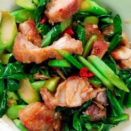 กับข้าว ผัดคะน้าไฟแดงหมูกรอบ