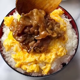 ข้าวหน้าหมูซอสเทอริยากิไข่ข้น