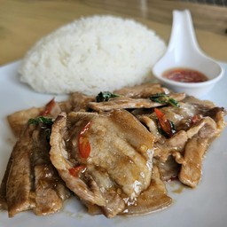 ข้าว กะเพราหมูสามชั้นสไลด์