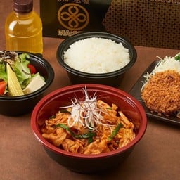 ชุดหมูบูตะผัดกิมจิ + ข้าวญี่ปุ่น + ชาเขียว + ซุปมิโซะ + กะหล่ำปลี