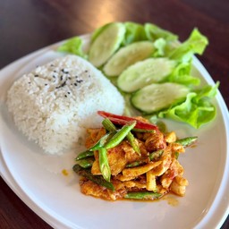 ข้าวผัดพริกแกงไก่