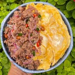 ข้าวหน้าไข่ข้น ยำแหนมเนื้อสมุนไพร