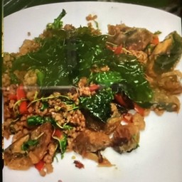 ข้าวกระเพราไข่เยี่ยวม้า