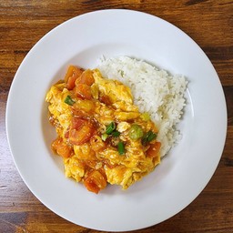 มะเขือเทศผัดไข่ราดข้าว