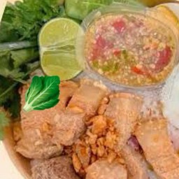ข้าวหมูสามชั้นทอดน้ำปลา น้ำจิ้มชีฟู้ด