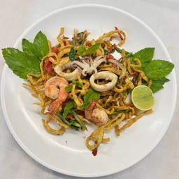 หมี่กรอบผัดขี้เมาทะเล.