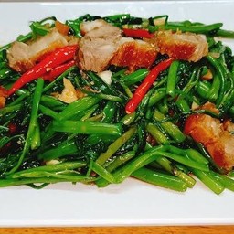 กับข้าว ผัดผักบุ้งไฟแดงหมูกรอบ