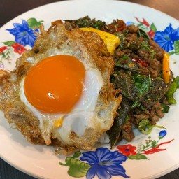 ข้าวกะเพราเนื้อสับไข่ดาว or ไข่เจียว (เลือกไข่1อย่างค่ะ)