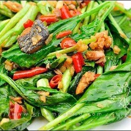 ข้าว คะน้าปลาเค็ม(ปลาอินทรีย์หอม)