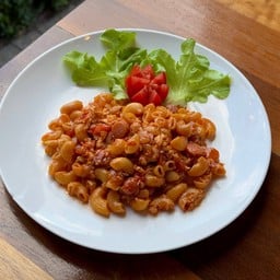 มักกะโรนีไส้กรอกและเบคอนรมควัน