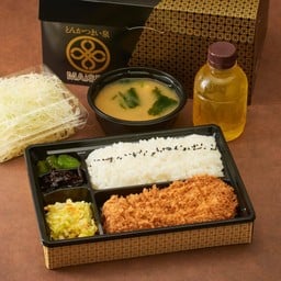 ชุดเบนโตะคุโรบูตะคัตสึ สันใน + ชาเขียว + ซุปมิโซะ + กะหล่ำปลี