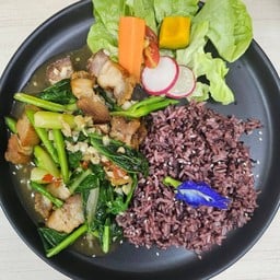 ผัดคะน้าไฟแดง +ข้าวและผัดสลัด(ทางร้านเลือกผักให้ค่ะ)