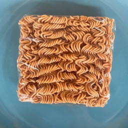 บะหมี่กึ่งสำเร็จรูปเปลือย