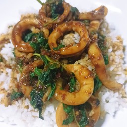 ข้าวกะเพราพริกแห้งหมึกวงโบราณ