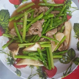 หน่อไม้ฝรั่งผัดหมูชิ้น