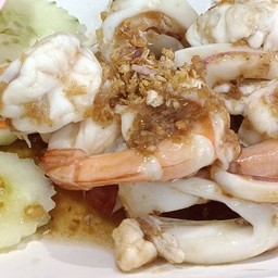 ทะเลผัดกระเทียม (กุ้ง+หมึก)