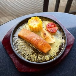 สเต็กปลาแซลมอน ซอสคาเฟ กระทะร้อน