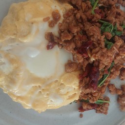 กระเพราหมูไข่ข้น