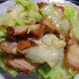 กับข้าว ผัดกะหล่ำหมูกรอบ