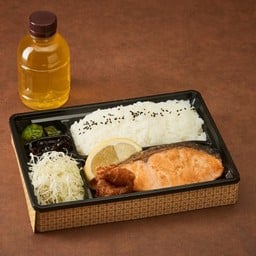 ชุดเบนโตะแซลมอนย่าง + ชาเขียว