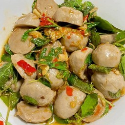 ข้าวกระเพราลูกชิ้น