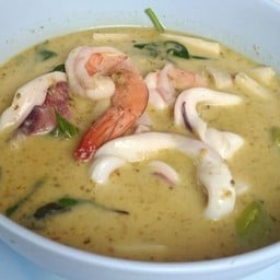 แกงเขียวหวานทะเล (กุ้ง+หมึก)