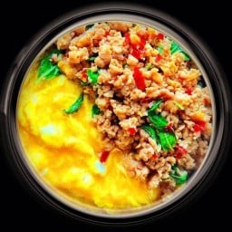 กะเพราหน้ามึน ข้าวไข่ข้นห่อหมก แซลมอน กุ้งดองซีอิ๊ว ร้าน 1