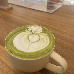 matcha latte. (มัชฉะลาเต้ร้อน)