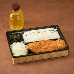 ชุดเบนโตะแซลมอนคัตสึ + ชาเขียว