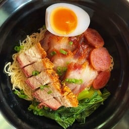 บะหมี่เหลืองแห้งหมูแดงหมูกรอบ