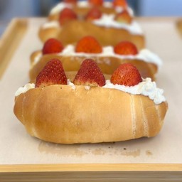 ปังเกลือสตอเบอรี่ครีมสด